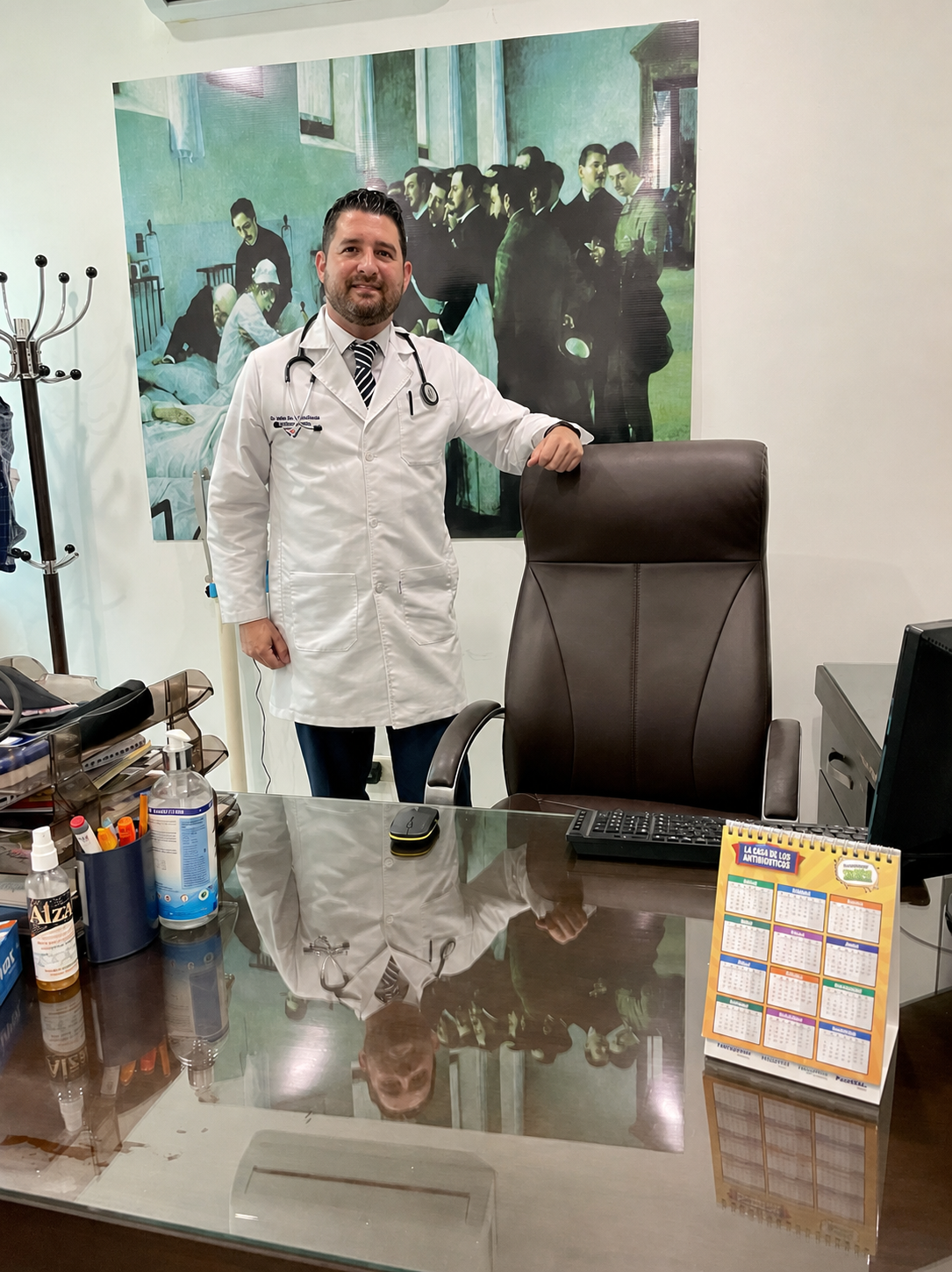 Dr. Jaime Astorga Mendoza, especialista en Medicina Interna, en su consultorio